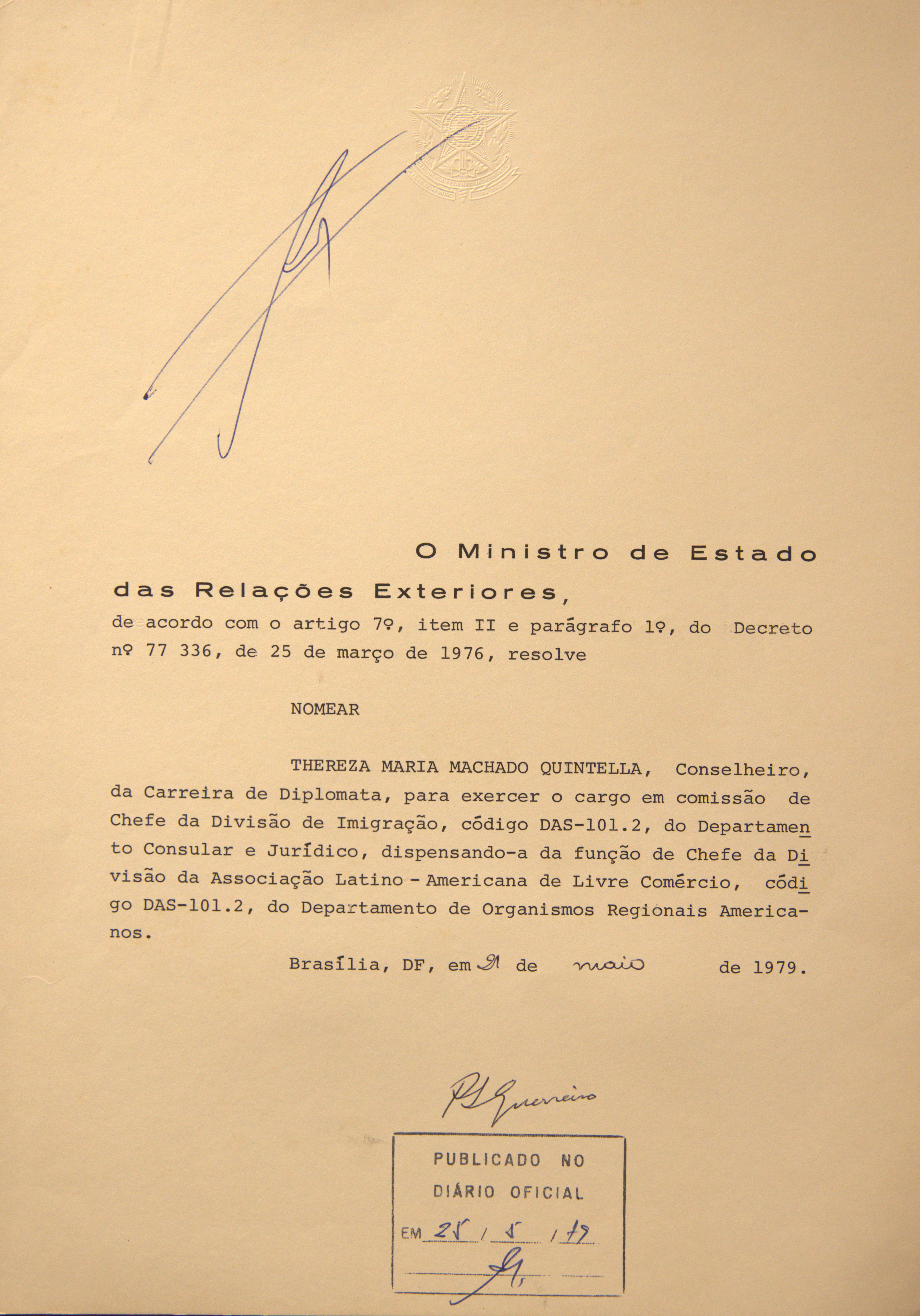 Decreto de 1979 que nomeia Thereza Quintella para assumir a chefia da Divisão de Imigração do Itamaraty. Chama a atenção que a posição de Thereza dentro da progressão na carreira diplomática era o de conselheiro, flexionado no masculino. As demais posições, mesmo alcançadas por diplomatas mulheres, eram flexionadas no gênero masculino (como, por exemplo, secretário, conselheiro e ministro).